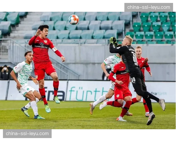 解析弗赖堡的高位压迫如何遏制了沃尔夫斯堡的快速反击