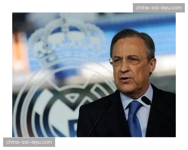 看台上的弗洛伦蒂诺：皇马主席凝神关注球队每一次攻防