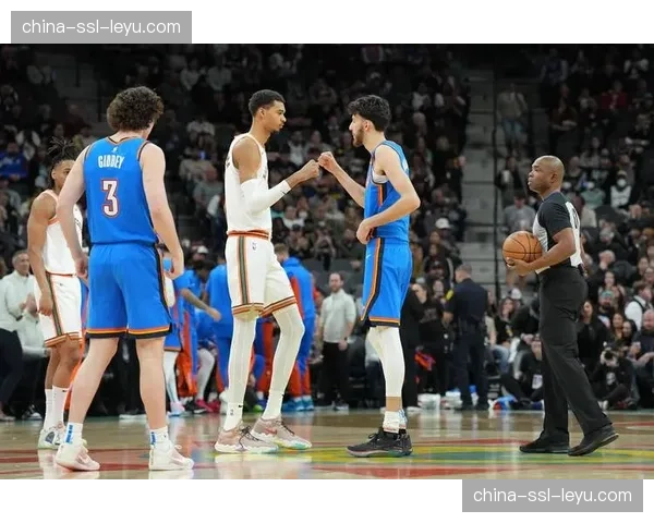 特写：霍姆格伦与切特赛后拥抱交谈，两位新一代内线代表场的致意